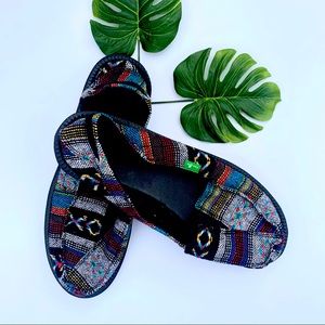 Sanuk brand beachy Aztec slip on flat shoes 9